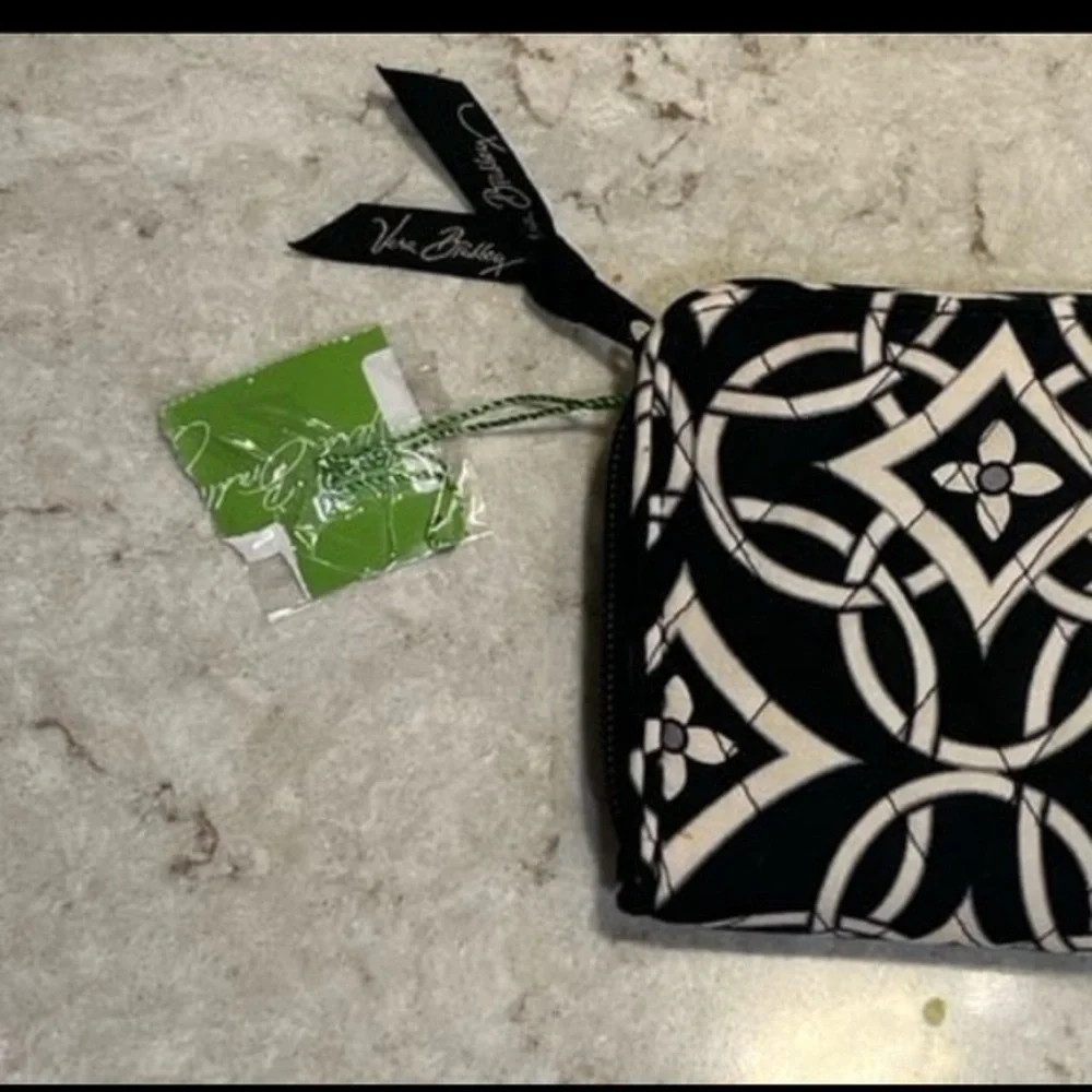 Black and White Vera Bradley Wallet.‎ New w/tags.
